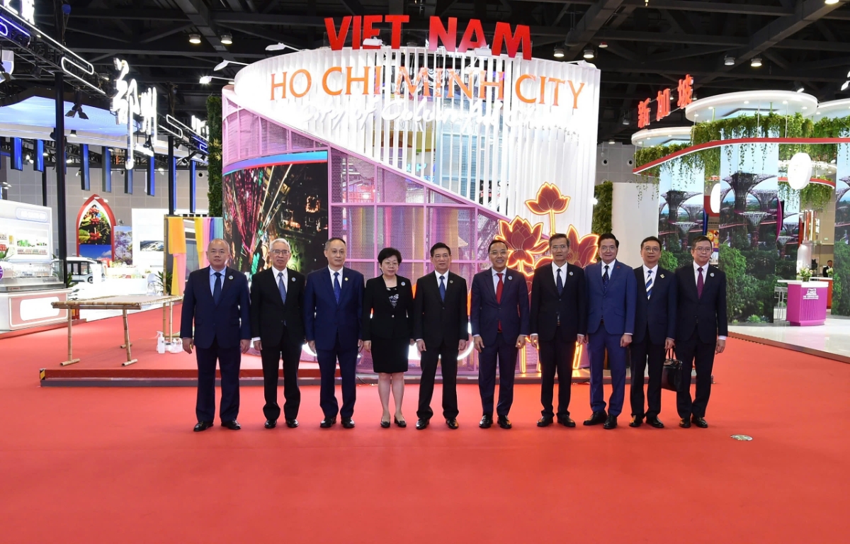 TP.HCM lu&ocirc;n sẵn s&agrave;ng ch&agrave;o đ&oacute;n tất cả bạn b&egrave; v&agrave; du kh&aacute;ch phương xa đến tham quan th&agrave;nh phố. Ảnh: PC.