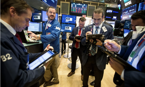 Chứng khoán Mỹ lập kỷ lục mới, giá dầu giảm do mối lo nhu cầu