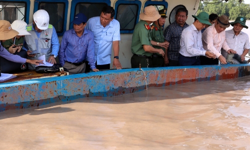 Kiểm tra chất lượng cát biển phục vụ thi công cao tốc ở Sóc Trăng