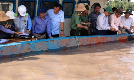 Chủ tịch UBND tỉnh Sóc Trăng Trần Văn Lâu (thứ 3, từ phải sang) cùng đoàn công tác đi kiểm tra việc khai thác cát trên sông Hậu ngày 23/9/2024. Ảnh: Quang Bình.