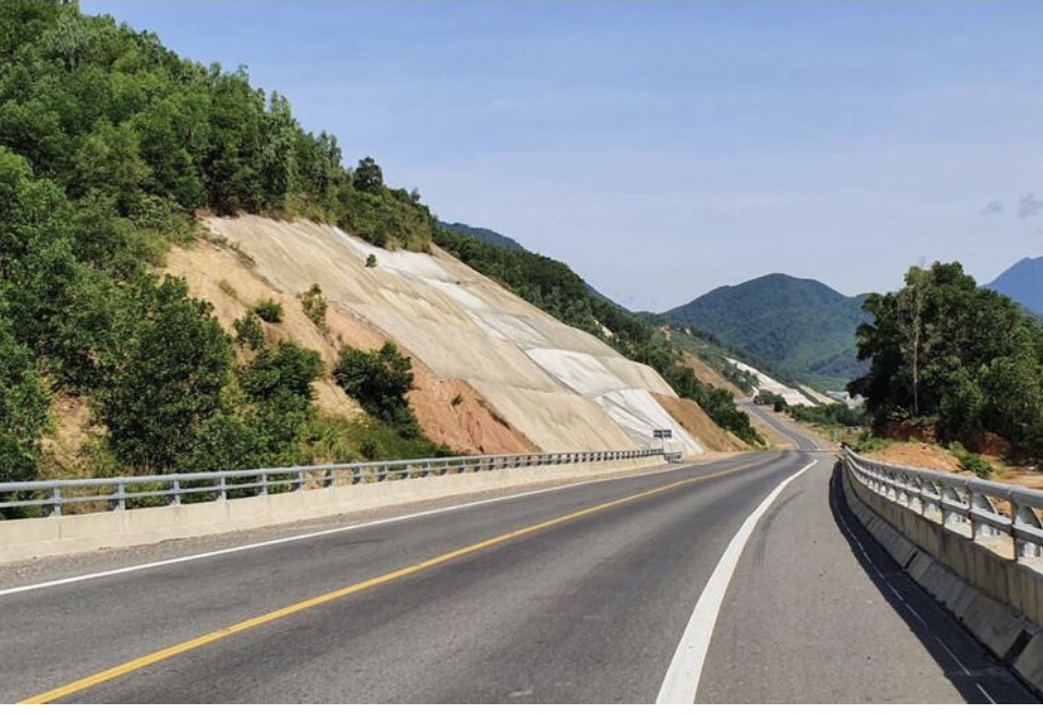 Cao tốc La Sơn - Hòa Liên với 4 làn xe cơ giới đã đưa vào sử dụng từ năm 2022.