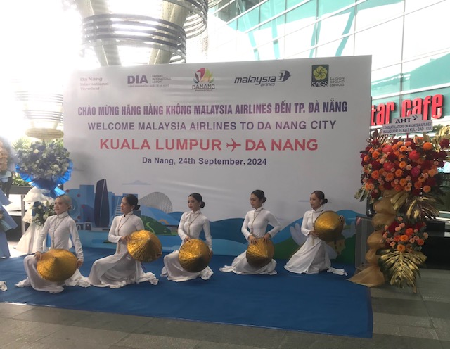Biểu diễn nghệ thuật chào mừng đoàn khách Malaysia đến sân bay quốc tế Đà Nẵng. Ảnh Ngô Anh Văn