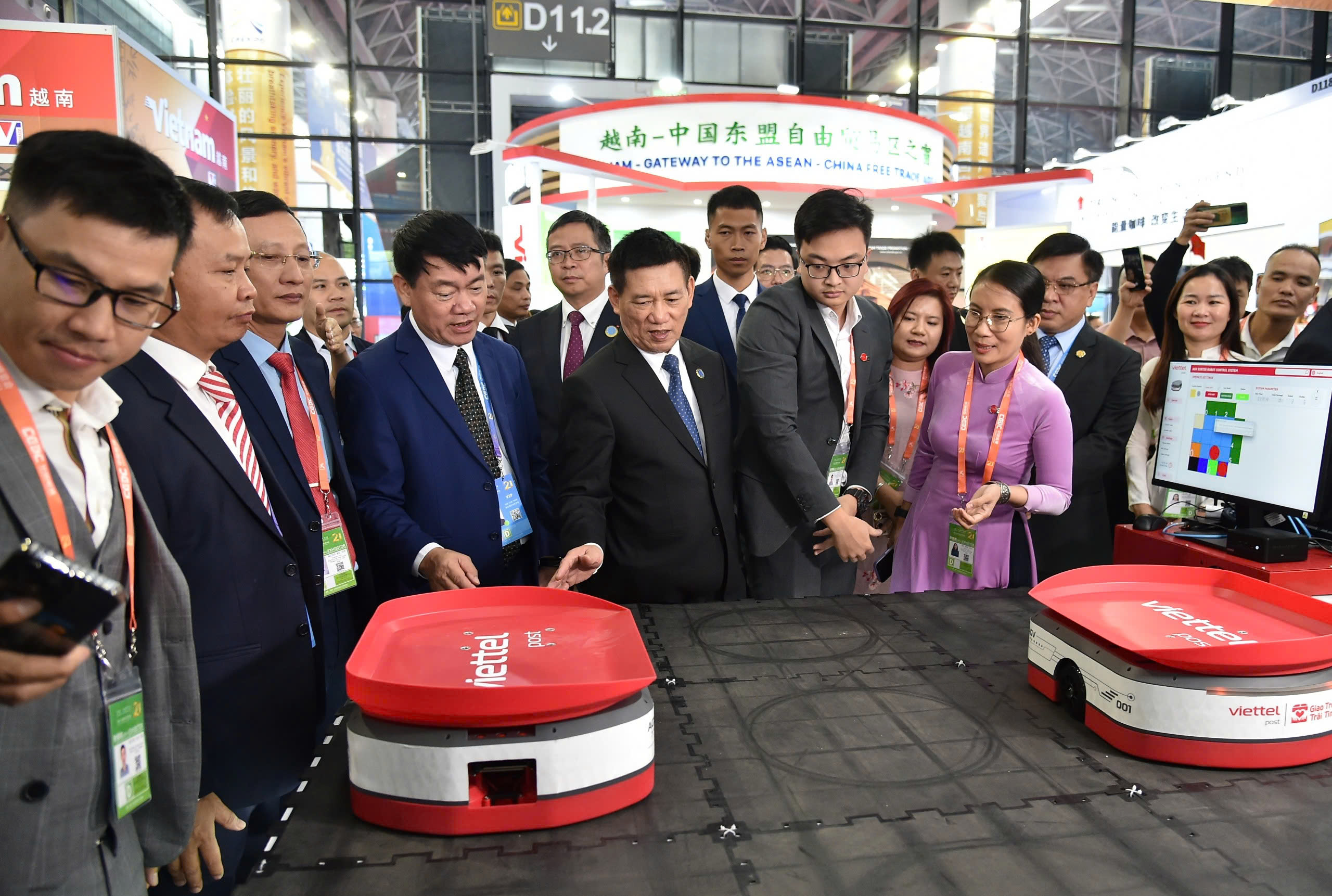 Ông Hồ Đức Phớc, Phó thủ tướng Chính phủ Việt Nam dự không gian triển lãm TP.HCM - Ảnh: PC.