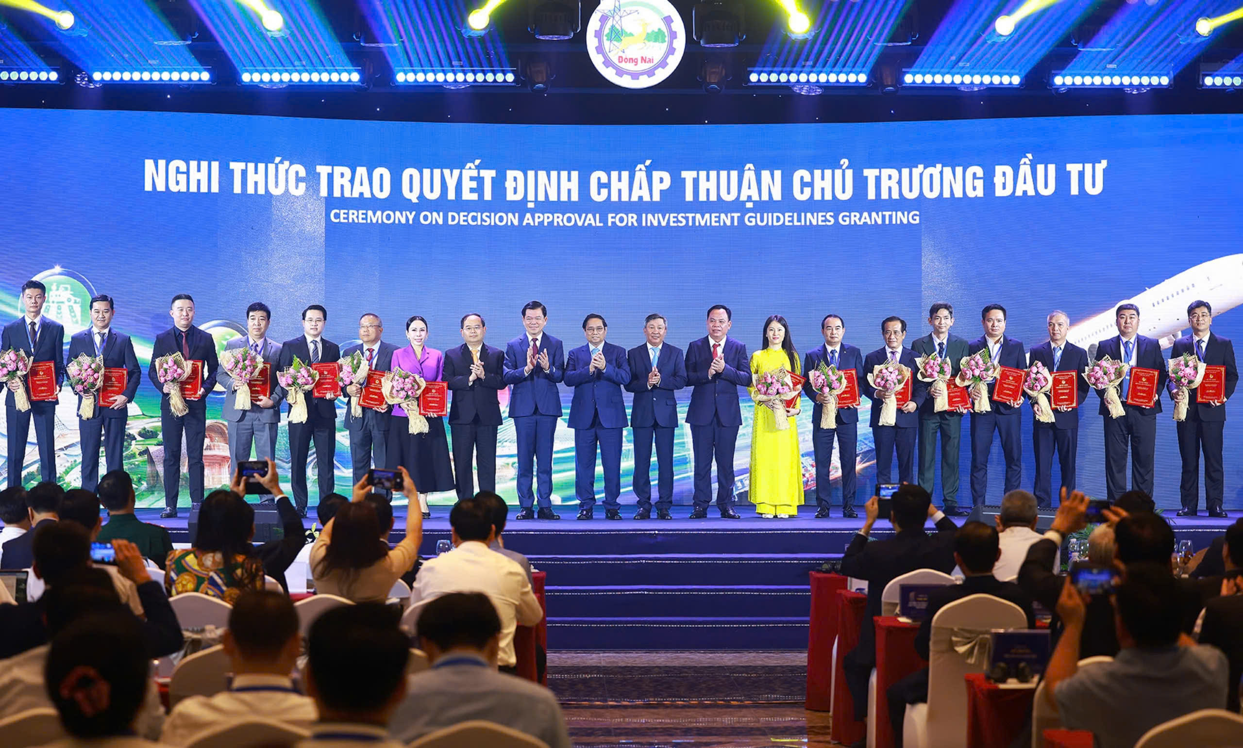 Nghi thức trao Quyết định chấp thuận chủ trương đầu tư cho các dự án.