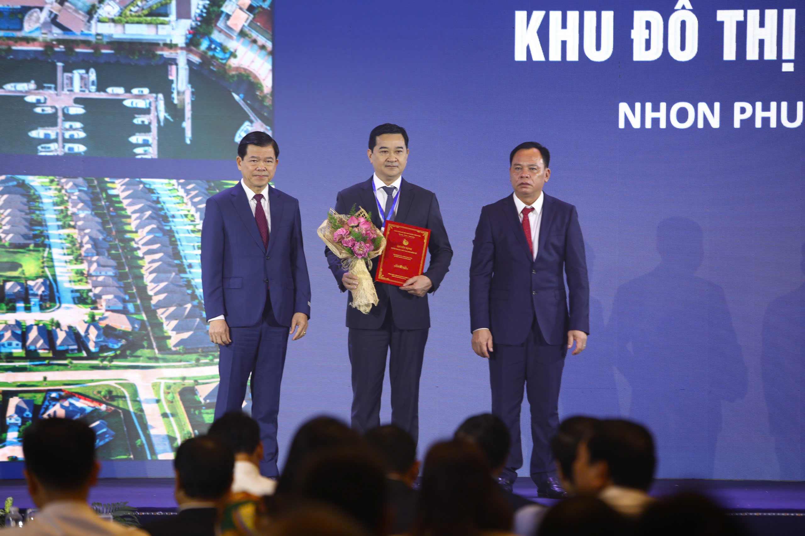 Ông Trương Văn Việt, đại diện Công ty Cổ Phần Phát triển Địa ốc Sông Tiên, chủ đầu tư dự án Khu đô thị du lịch Nhơn Phước (Angel Island) nhận Quyết định chấp thuận chủ trương đầu tư.