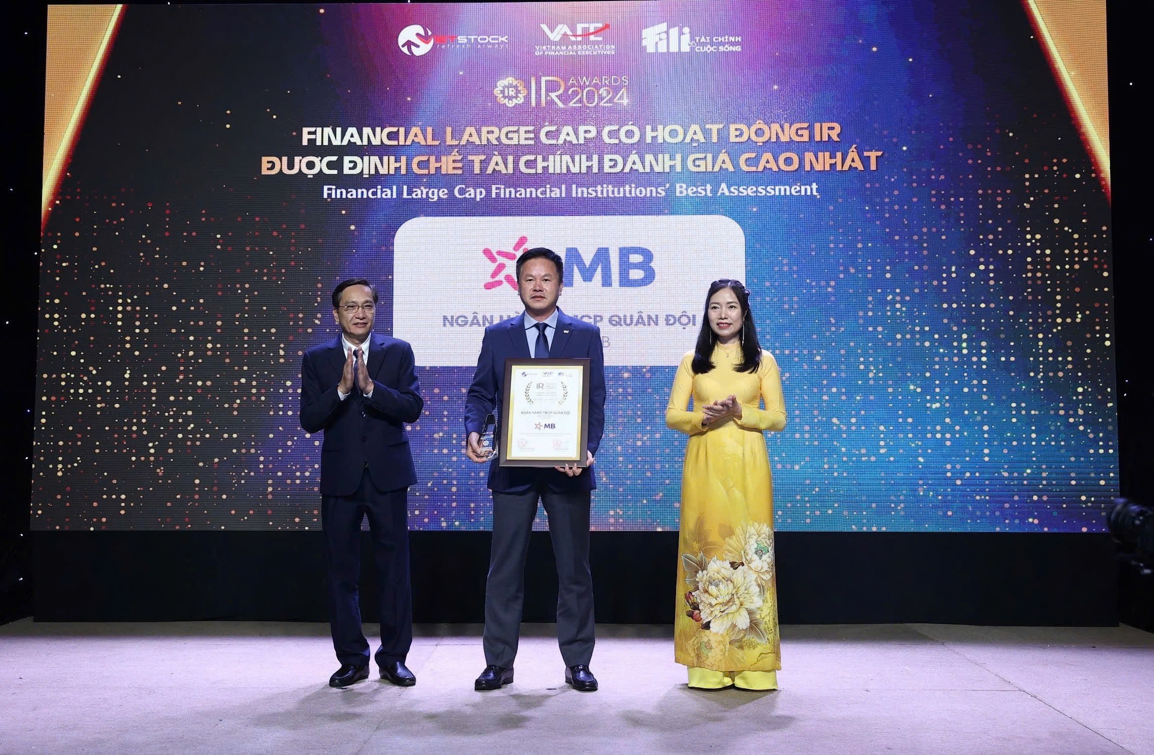 Ông Hà Trọng Khiêm - Phó Tổng giám đốc đại diện MB nhận giải thưởng Financial Large Cap có hoạt động IR được Định chế tài chính đánh giá cao nhất.
