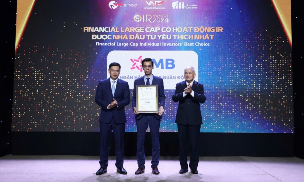 Ông Đàm Nhân Đức - Kinh tế trưởng đại diện MB nhận giải thưởng Financial Large Cap có hoạt động IR được Nhà đầu tư yêu thích nhất.