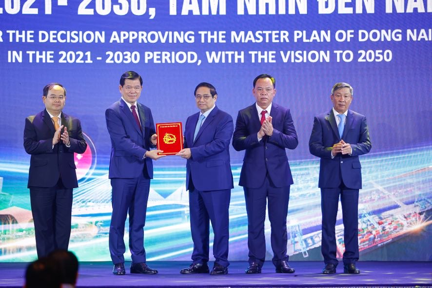 Thủ tướng Phạm Minh Chính trao Quyết định quy hoạch tỉnh Đồng Nai - Ảnh: VGP