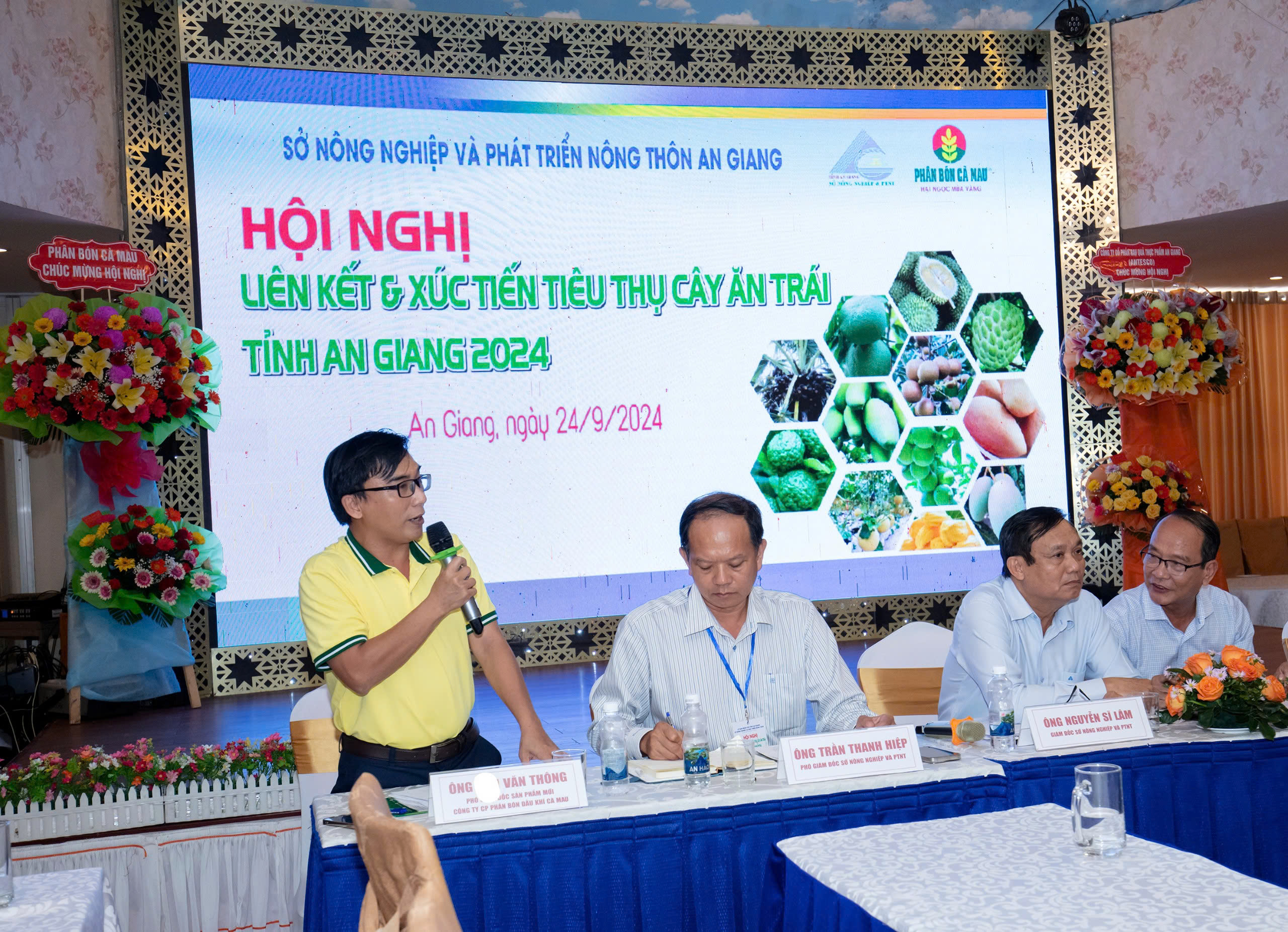 Ông Lâm Văn Thông - Phó Giám đốc sản phẩm mới của Phân Bón Cà Mau chia sẻ tại hội nghị.