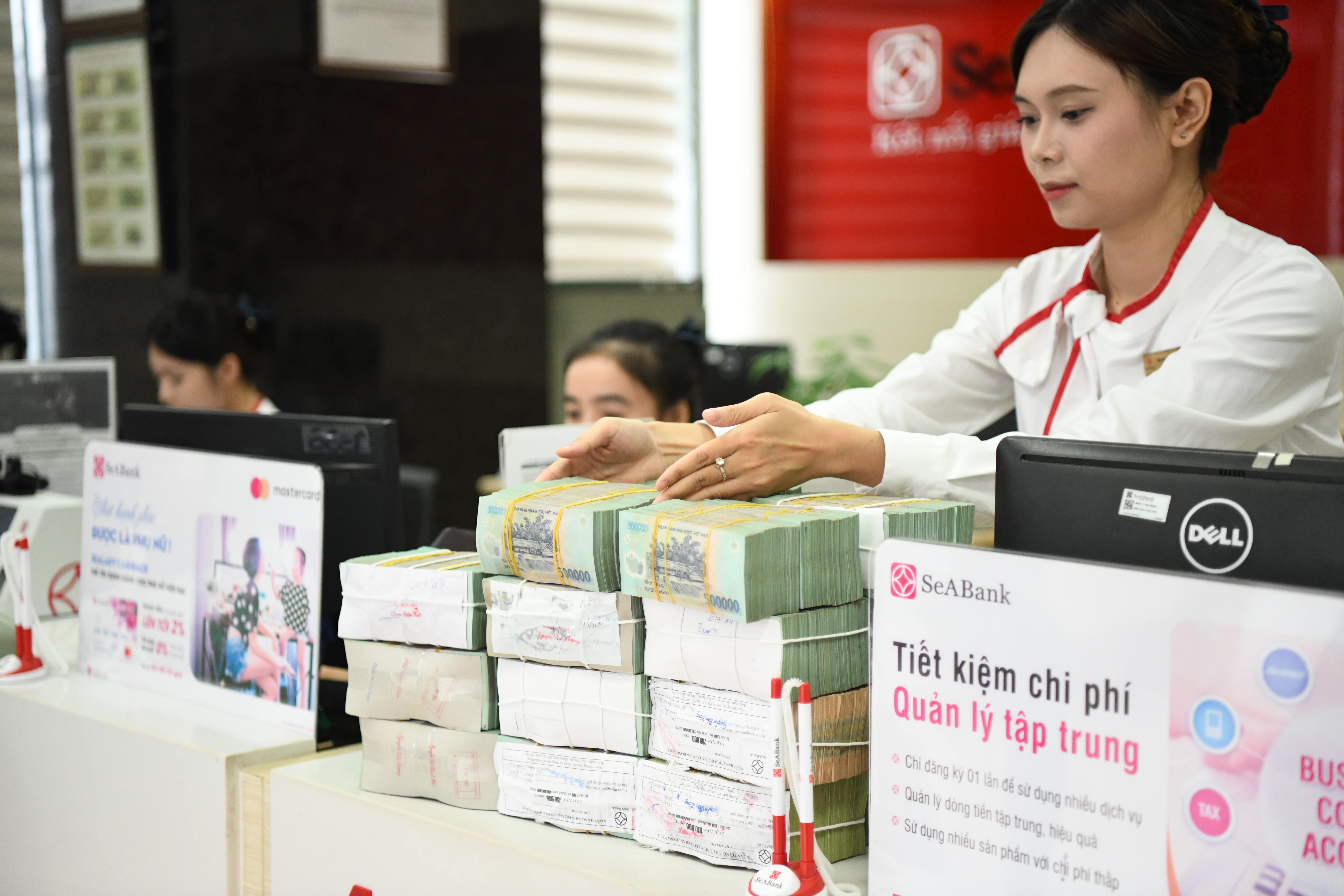 Khách hàng giao dịch tại SeABank.