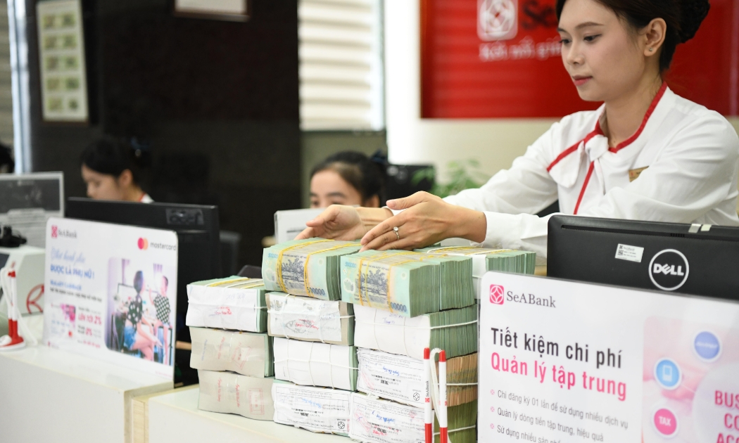 Khách hàng giao dịch tại SeABank.