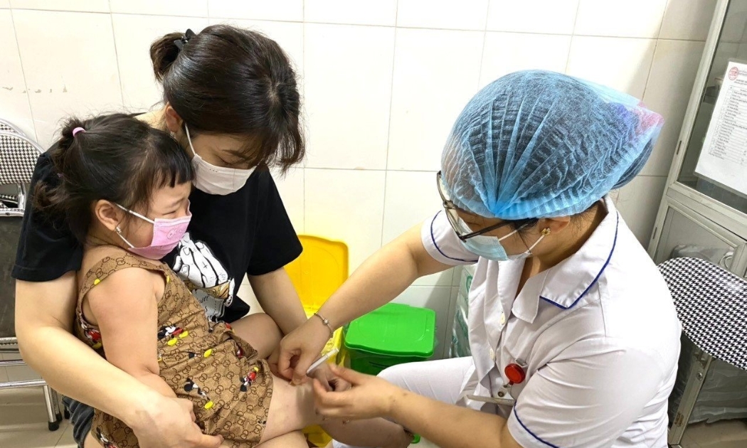 Tiêm chủng cho trẻ em. Ảnh minh họa.