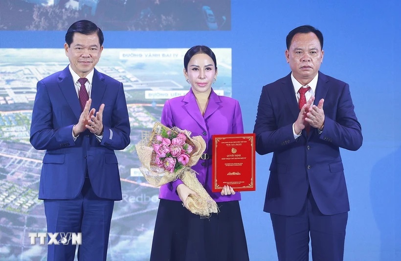 Dong Nai province authorities present investment certificate to 17 projects on September 24. (Photo VNA)