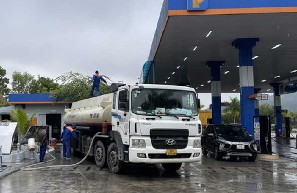 Các thương nhân đầu mối kinh doanh xăng dầu chủ động nguồn hàng, cung cấp đủ xăng dầu cho hệ thống.