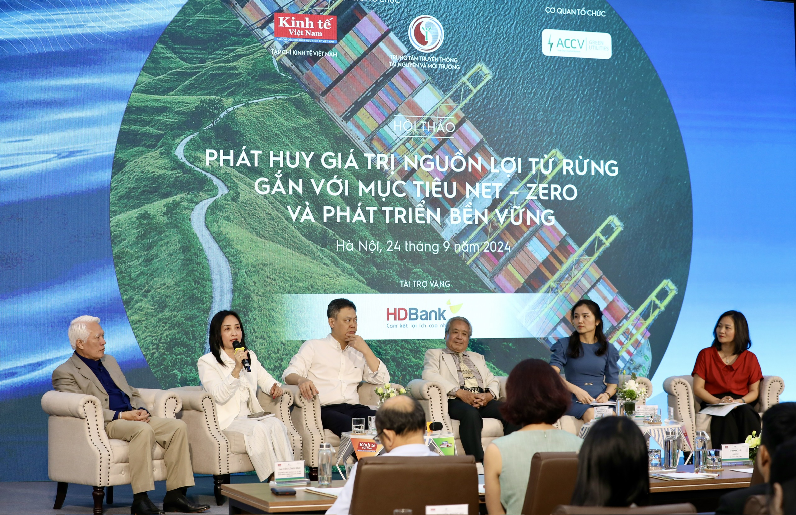 C&aacute;c chuy&ecirc;n gia trao đổi, thảo luận tại hội thảo.