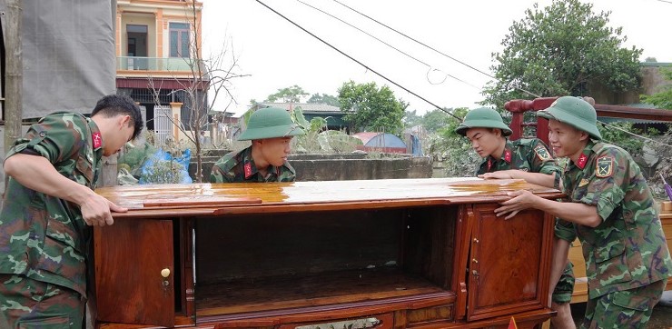 Các hộ gia đình chính sách, người già neo đơn được cán bộ, chiến sĩ đơn vị ưu tiên tập trung thau rửa bùn đất, lau chùi tài sản, đồ dùng sinh hoạt, đảm bảo để người dân sớm nhất ổn định lại cuộc sống.