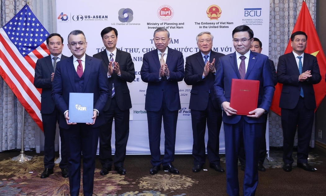 Tổng Bí thư, Chủ tịch nước Tô Lâm chứng kiến lễ trao thoả thuận hợp tác giữa Petrovietnam và Công ty Kellog Brown & Root.