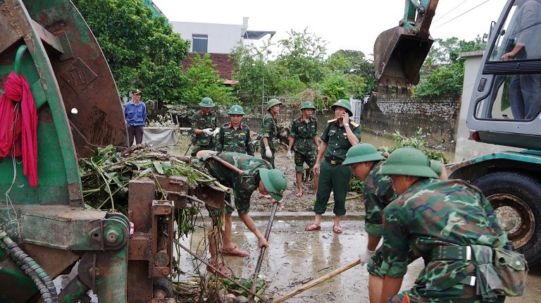 Các chiến sỹ bộ đội thu gom rác thải
