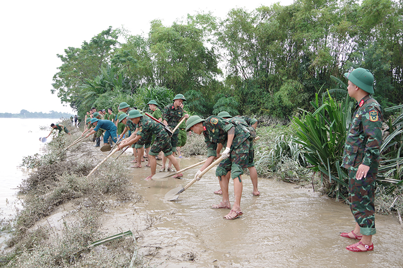 Các chiến sỹ bộ đội  phân chia thành từng tổ nhóm giúp đỡ địa phương dọn dẹp, vệ sinh môi trường