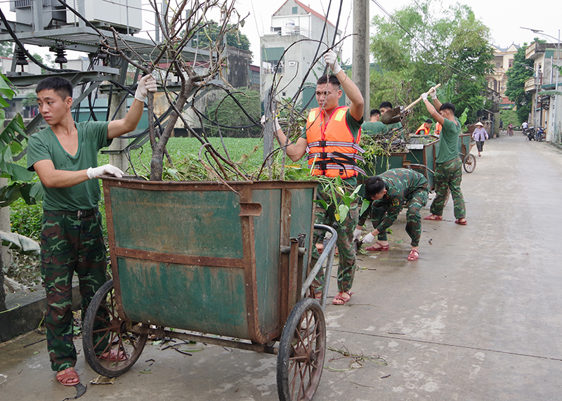 Các chiến sỹ bộ đội khơi thông cống rãnh, vớt bèo ở các trục đường dân sinh để tránh ứ đọng và ách tắc các tuyến đường để bà con nhân dân thuận tiện đi lại.