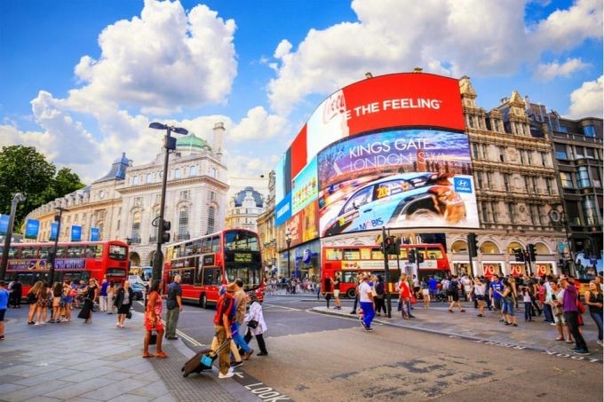 Phố mua sắm sầm uất West End, London nằm cạnh quảng trường Trafalgar v&agrave; Leicester lu&ocirc;n nhộn nhịp du kh&aacute;ch khắp nơi tr&ecirc;n thế giới. Ảnh: Pinterest.