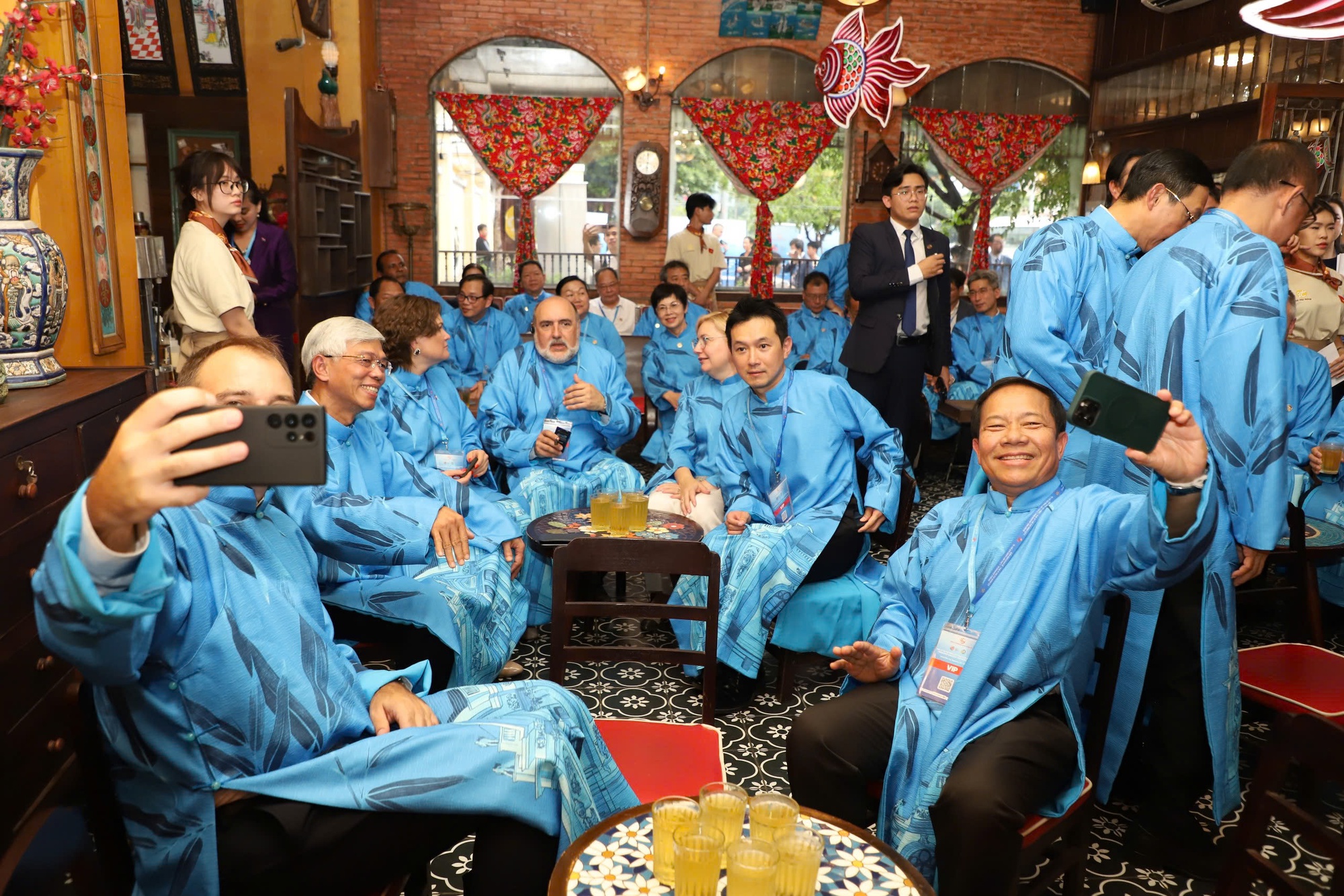 C&aacute;c đại biểu quốc tế c&ugrave;ng l&atilde;nh đạo TP.HCM c&ugrave;ng thưởng thức c&agrave; ph&ecirc; trứng nổi tiếng của Việt Nam - Ảnh: VGP/Vũ Phong.