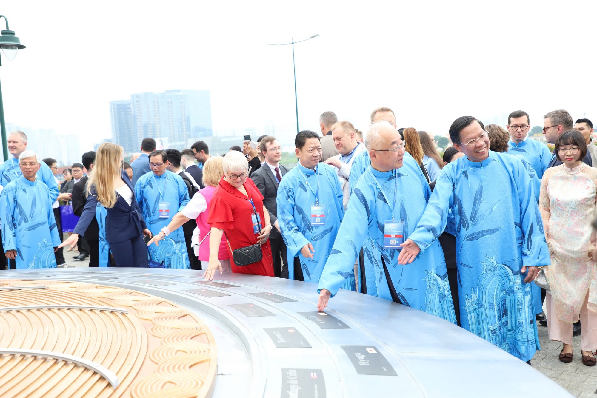 Phần ch&acirc;n đế của Biểu tượng c&oacute; in t&ecirc;n của 58 địa phương c&ugrave;ng cờ c&aacute;c nước m&agrave; TP.HCM c&oacute; quan hệ hợp t&aacute;c - Ảnh: VGP/Vũ Phong.