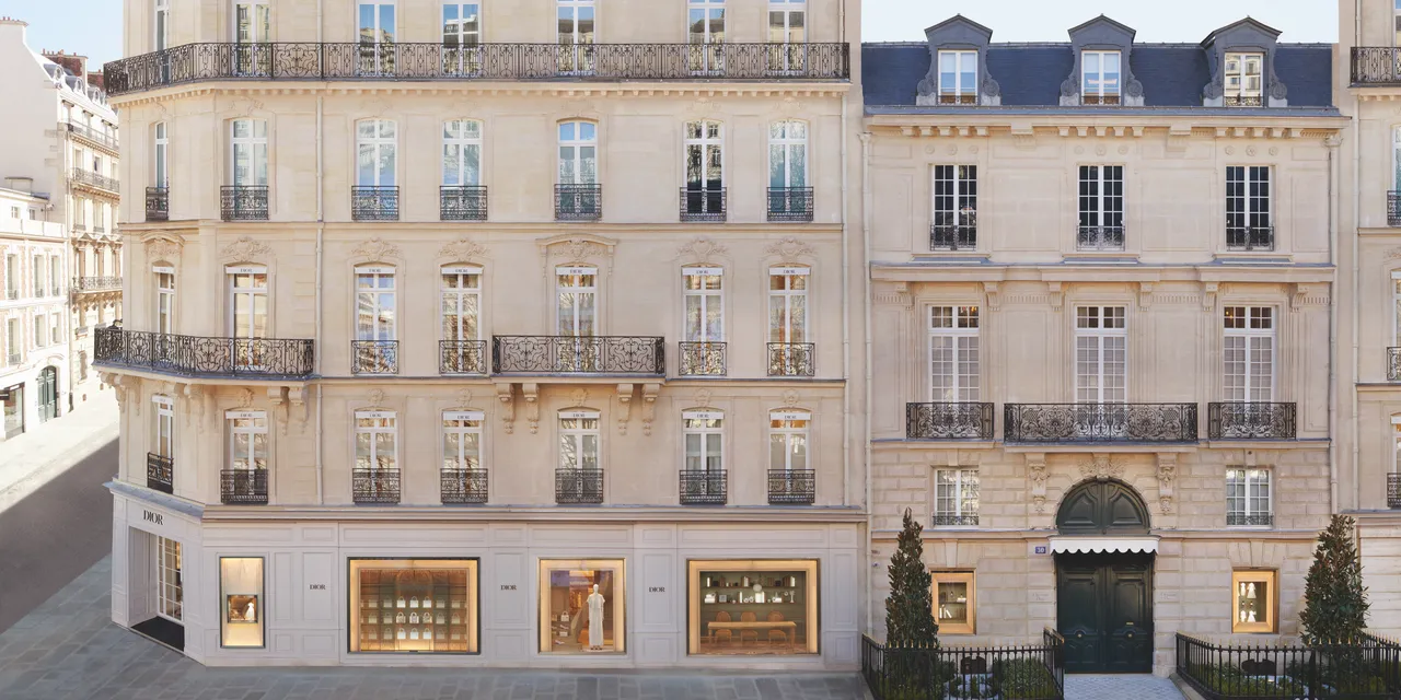 Cửa hàng flagship của Dior tại Paris.