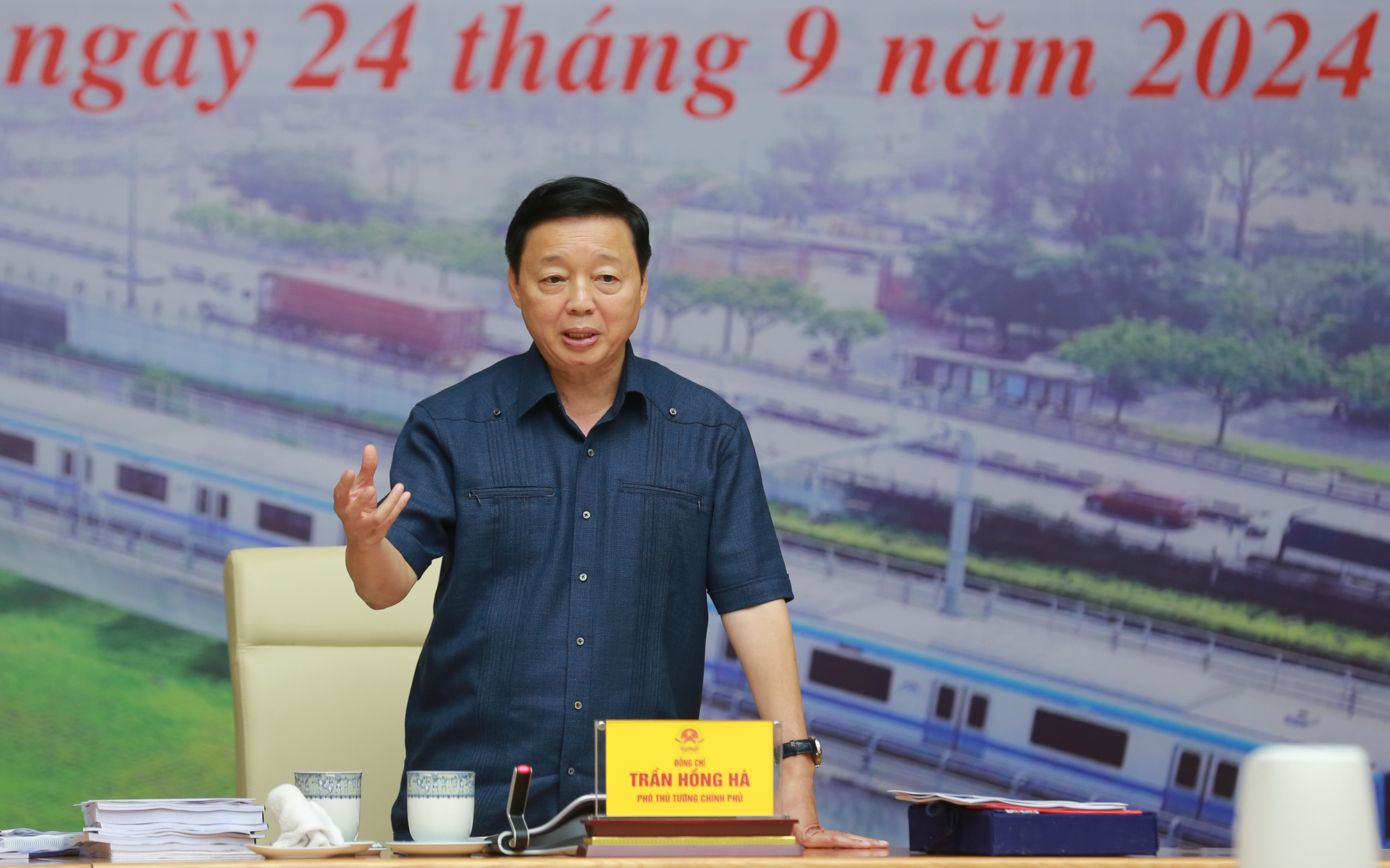 Phó Thủ tướng Trần Hồng Hà tại phiên họp thứ 3 của Tổ công tác giúp việc Ban Chỉ đạo về tiến độ triển khai các công trình, dự án đường sắt đô thị thành phố Hà Nội và TP Hồ Chí Minh. Ảnh: VGP