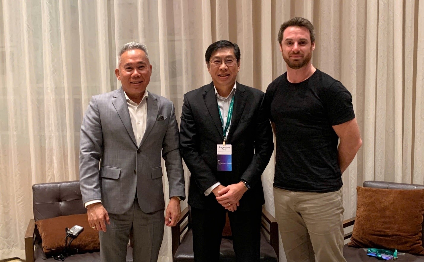 Ông Eric Yeo, ông Augustine Wong và ông Daniel Stacey tại buổi gặp gỡ báo chí trong sự kiện “AWS Cloud Day Vietnam” tại Hà Nội vừa qua.