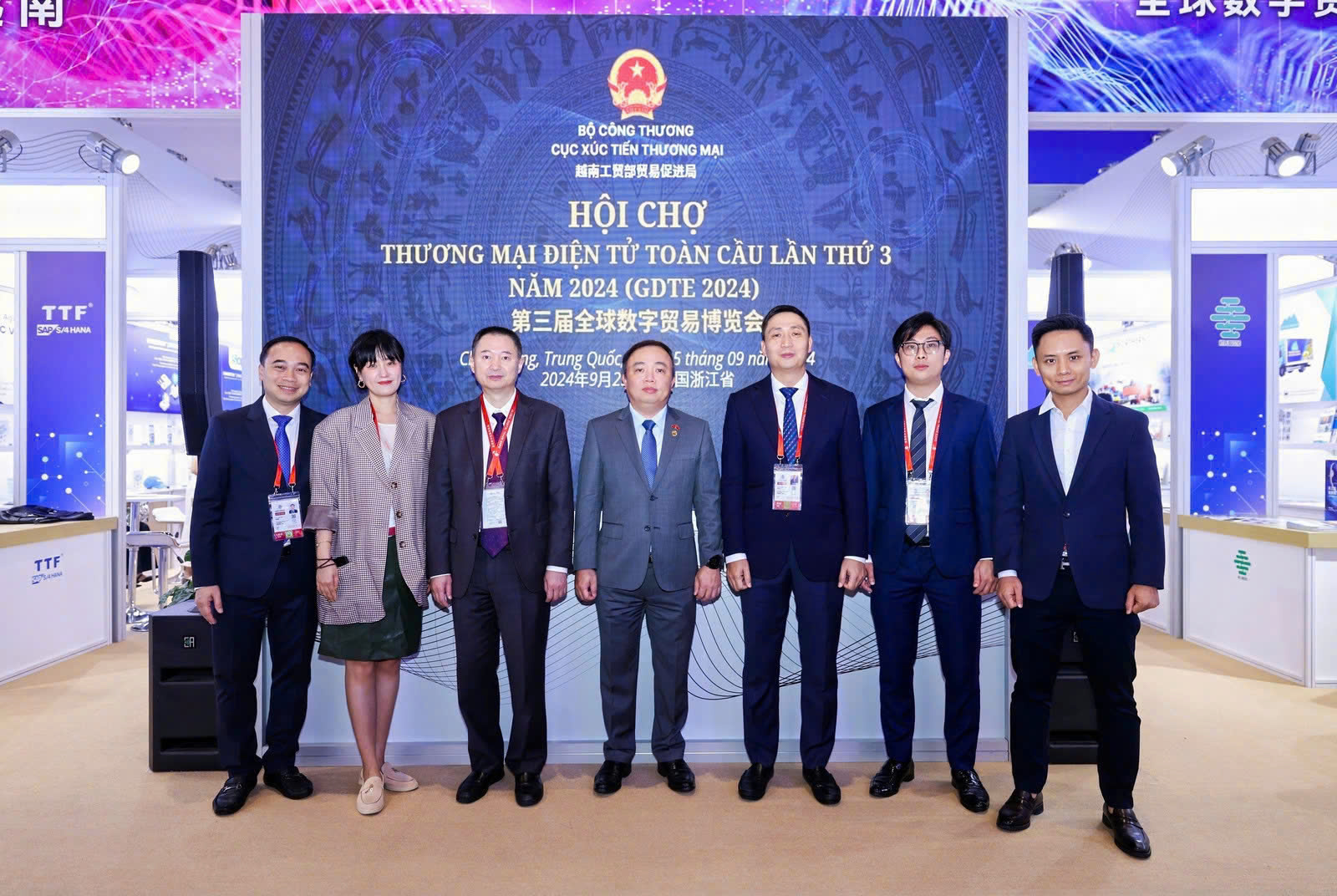 Ông Hoàng Minh Chiến – Phó Cục trưởng Cục Xúc tiến thương mại cùng các lãnh đạo khai trương Gian hàng Quốc gia Việt Nam tại Hội chợ GDTE 2024.
