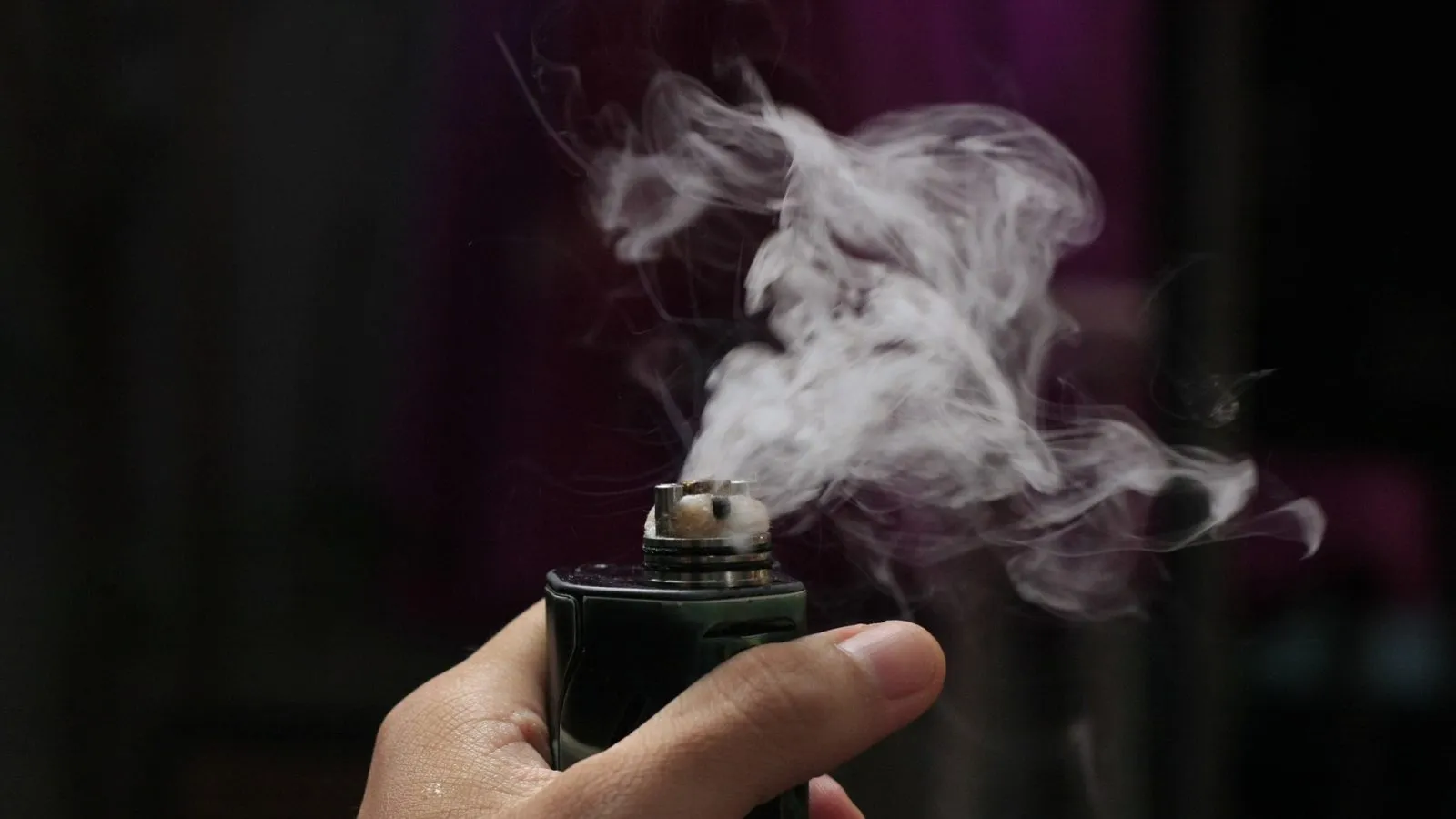 Trẻ em chỉ cần một giờ trong phòng có người hút thuốc cũng đã hấp thụ số hóa chất độc hại tương đương hút 10 điếu thuốc một ngày. 
