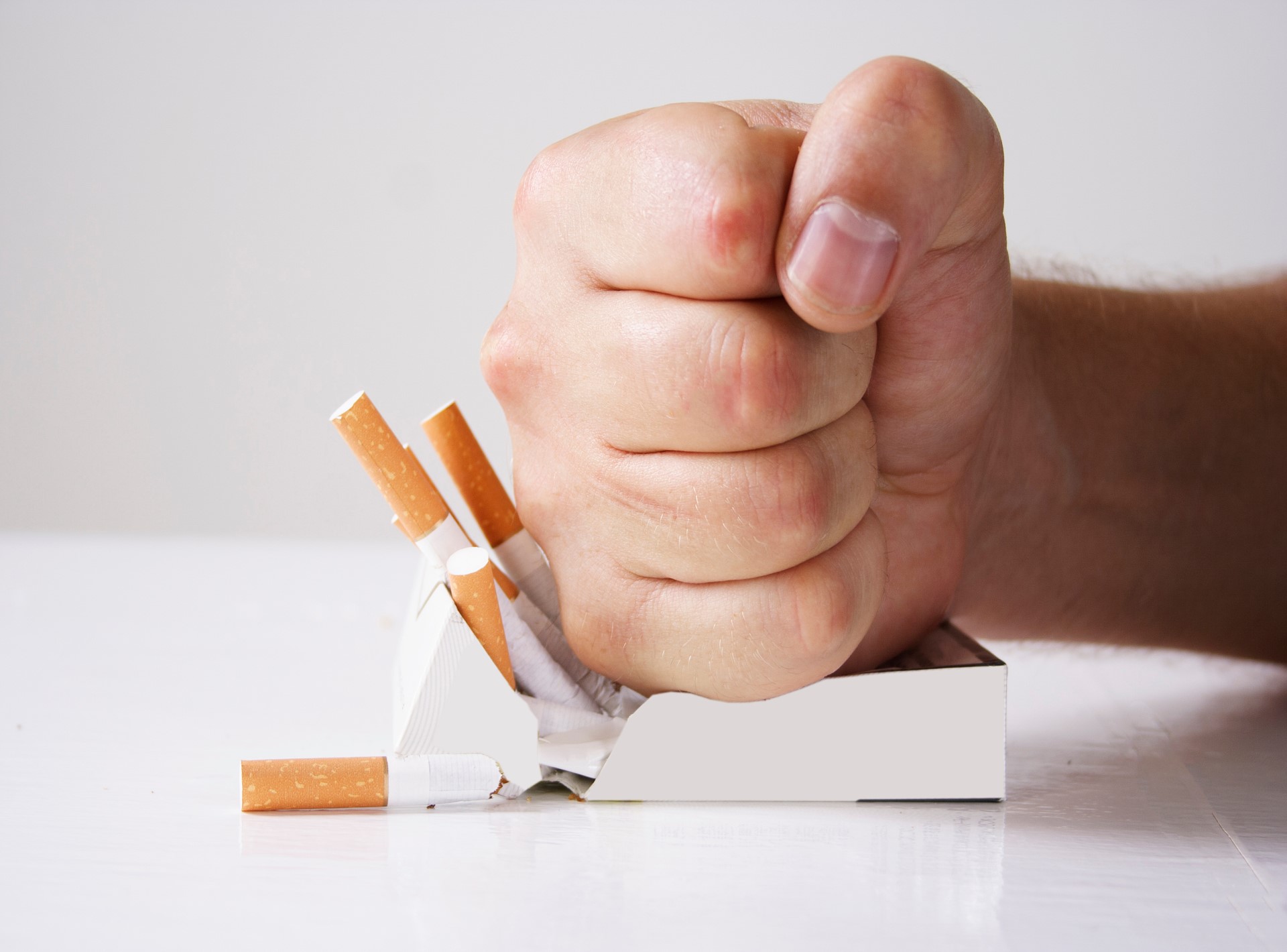 Tỷ lệ hút thuốc lá cao gây ra các tác hại lớn về sức khỏe và kinh tế. 