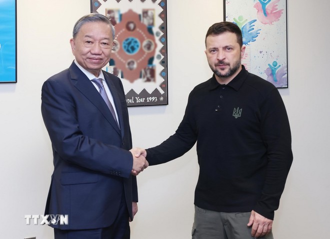 Tổng Bí thư, Chủ tịch nước Tô Lâm gặp Tổng thống Ukraine Volodymyr Zelensky - Ảnh: TTXVN