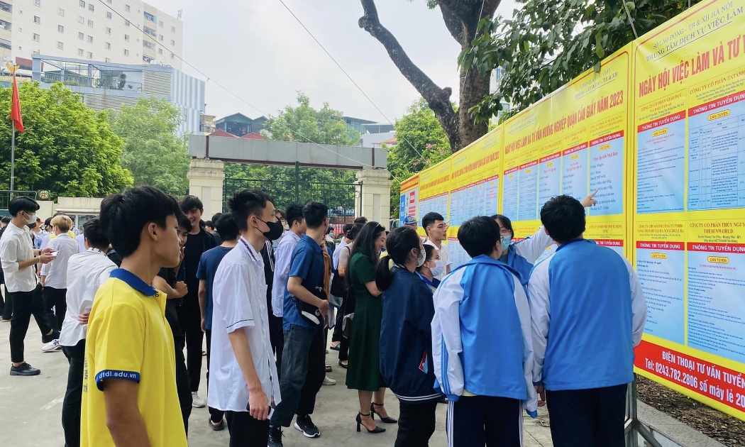Sinh viên tìm hiểu thông tin việc làm. Ảnh: Nhật Dương.