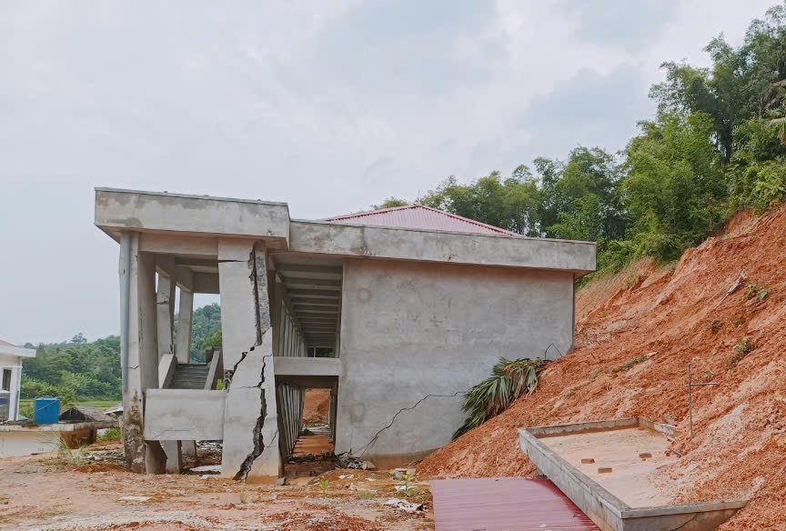 Sự cố sạt lở tại điểm Trường trung học cơ sở Lâm Phú, huyện Lang Chánh, chính quyền địa phương đã khẩn trương di chuyển hơn 300 học sinh đến nơi học mới đảm bảo an toàn