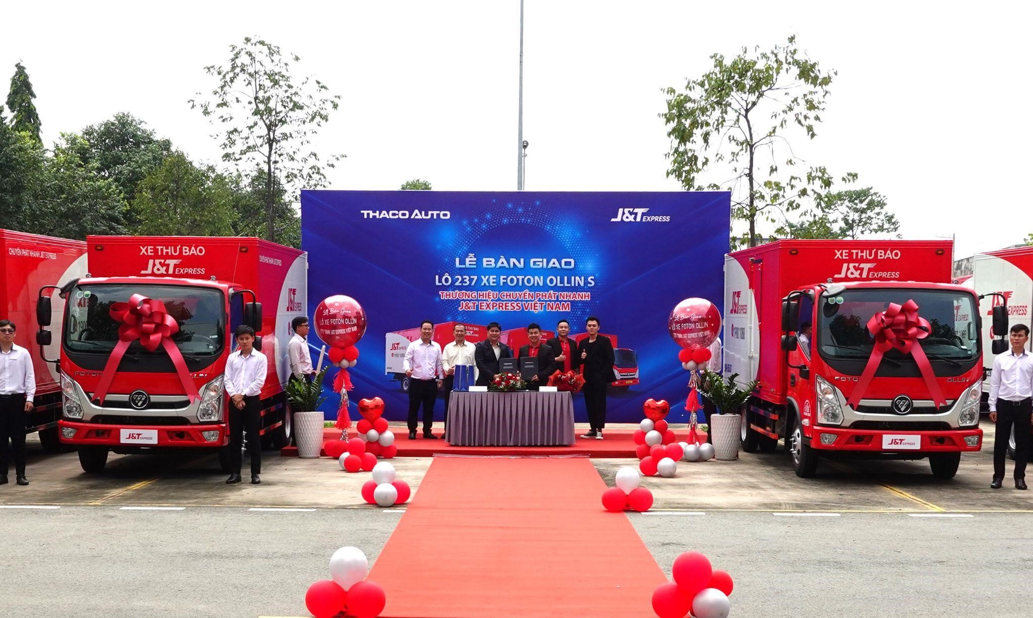 Đại diện J&T Express Việt Nam và đại diện Thaco Auto tại lễ nhận bàn giao xe.
