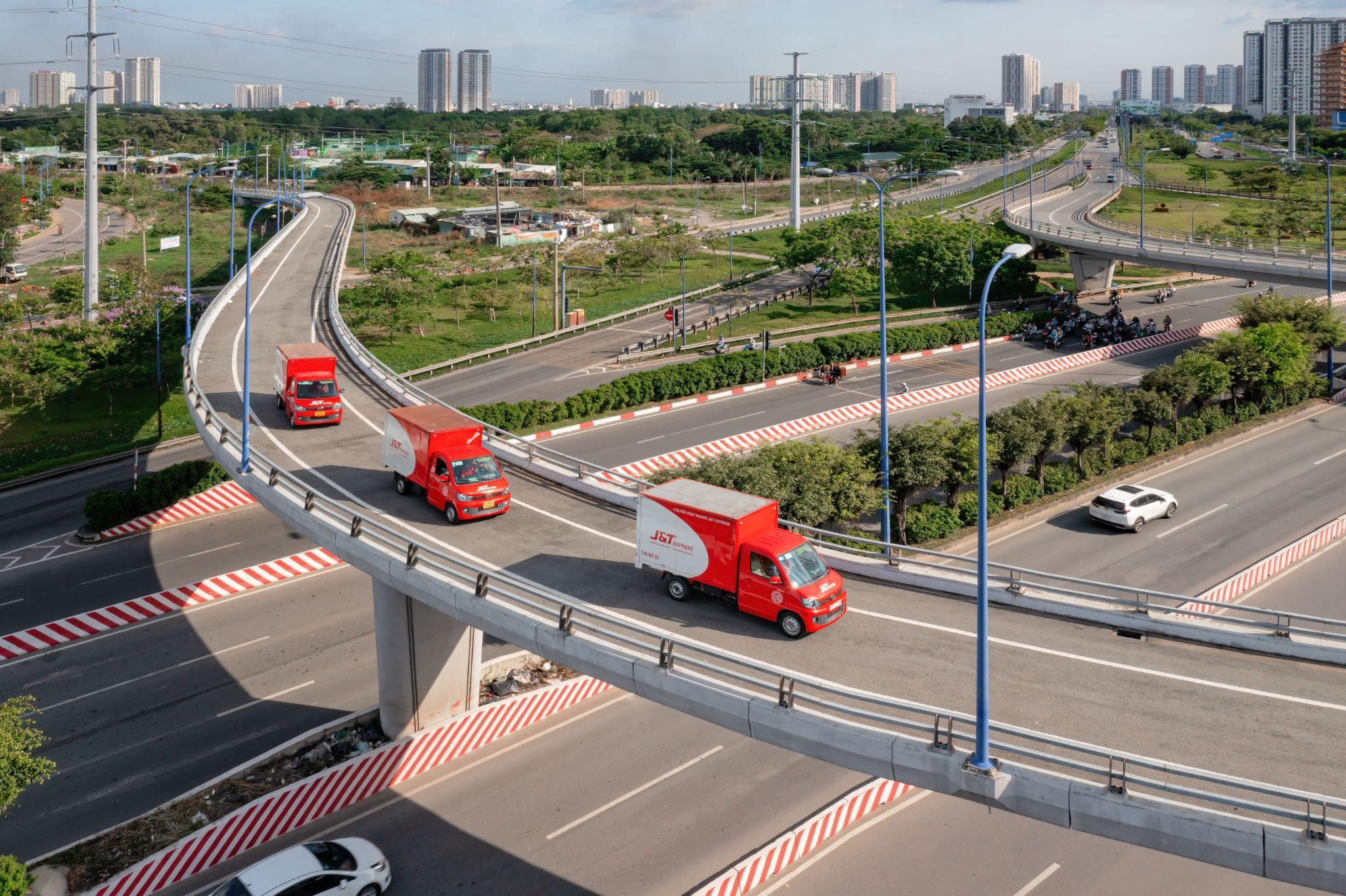 J&T Express tăng cường xe tải mới sẵn s&agrave;ng cho m&ugrave;a cao điểm đang đến gần.