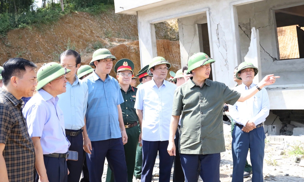 Phó thủ tướng Trần Hồng Hà đến thăm và kiểm tra công tác khắc phục sự cố sạt lở đất tại trường THCS Lâm Phú