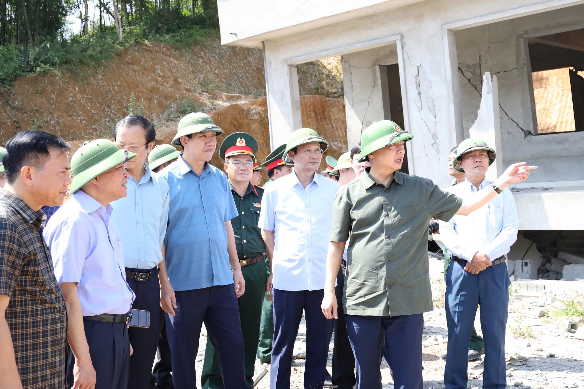 Phó thủ tướng Trần Hồng Hà đến thăm và kiểm tra công tác khắc phục sự cố sạt lở đất tại trường THCS Lâm Phú