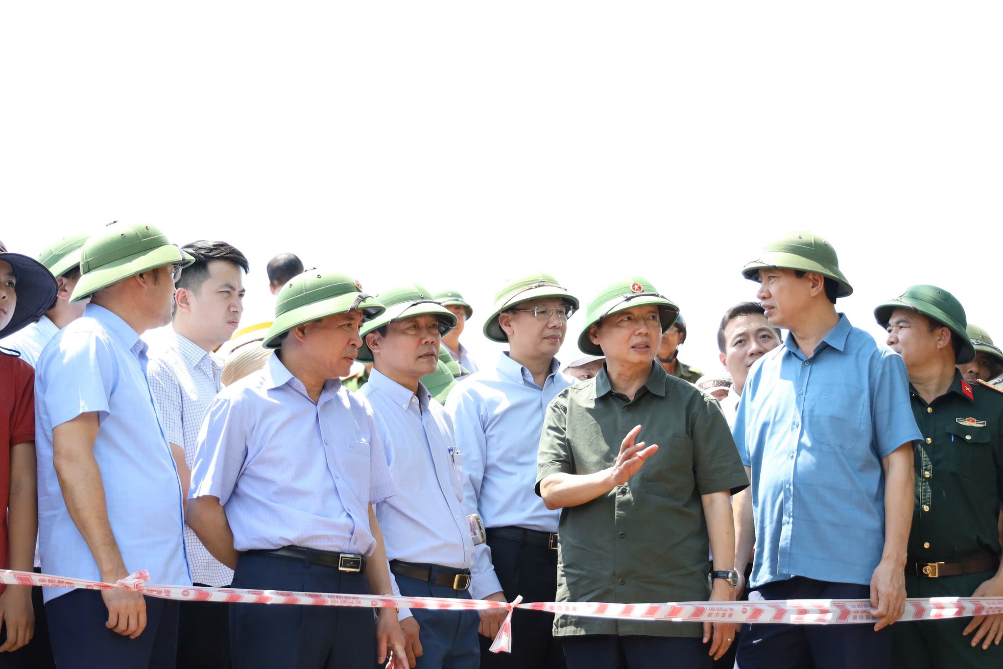 Phó Thủ tướng Trần Hồng Hà chỉ đạo các Bộ, ban ngành liên quan phối hợp với địa phương sớm xây dựng kế hoạch đầu tư xây dựng lại cống Nổ Thôn