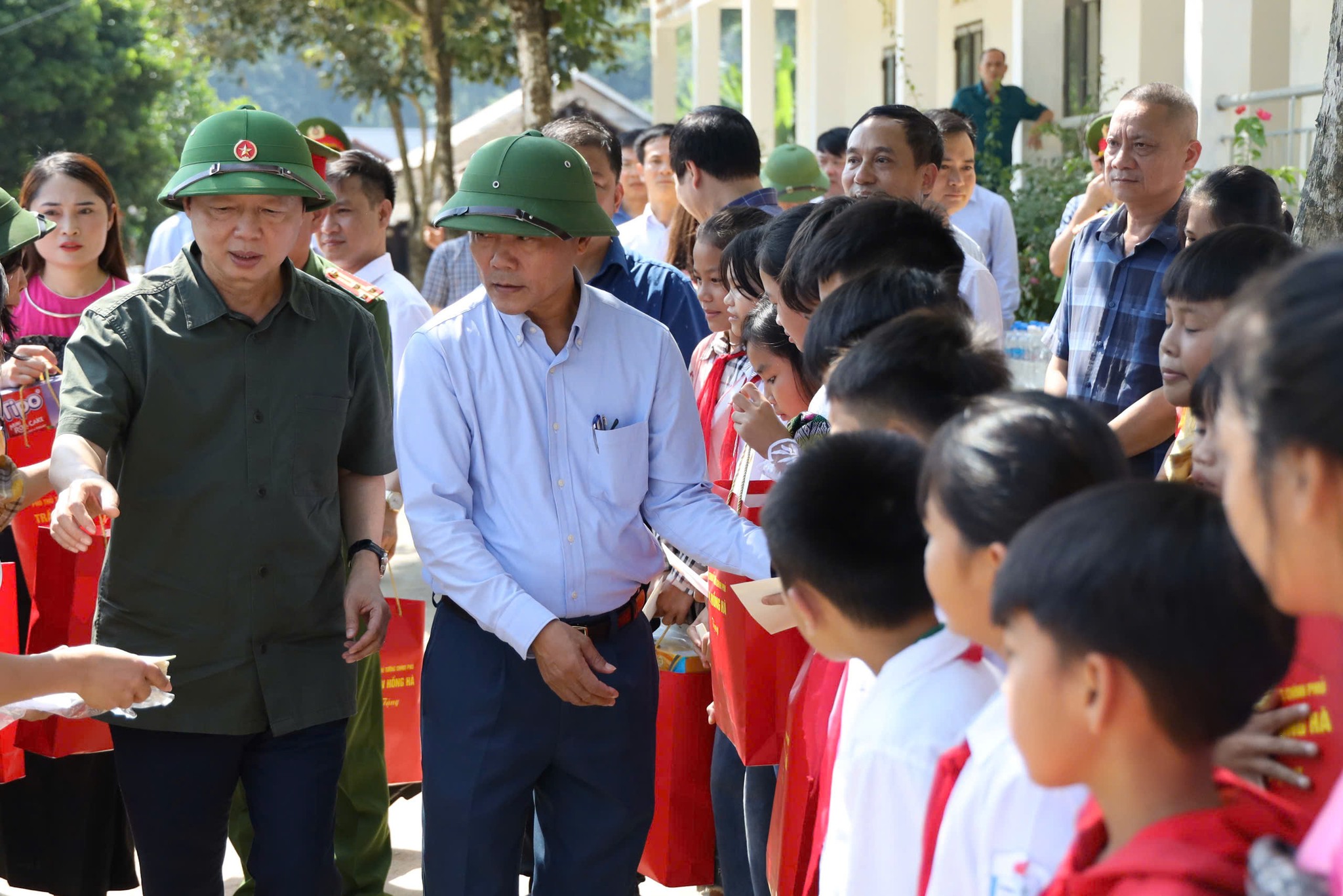 Phó Thủ tướng Trần Hồng Hà tặng quà, động viên học sinh, thầy cô giáo của trường THCS Lâm Phú, xã Lâm Phú, huyện biên giới Lang Chánh