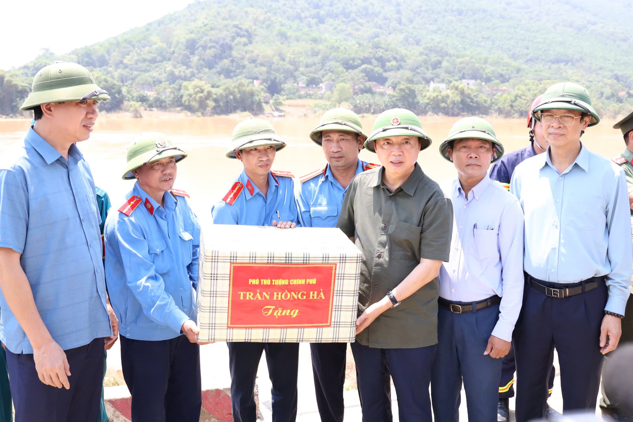 Phó Thủ tướng tặng quà cho lực lượng chức năng địa phương đã tích cực trong việc xử lý giờ đầu sự cố cống Nổ Thôn