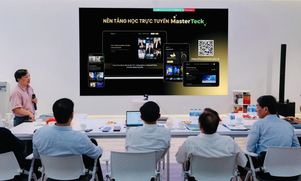 TS. Lê Linh Lương, Phó Viện trưởng Viện ABAII trình bày về Nền tảng Học trực tuyến MasterTeck trước Hội đồng khoa học.