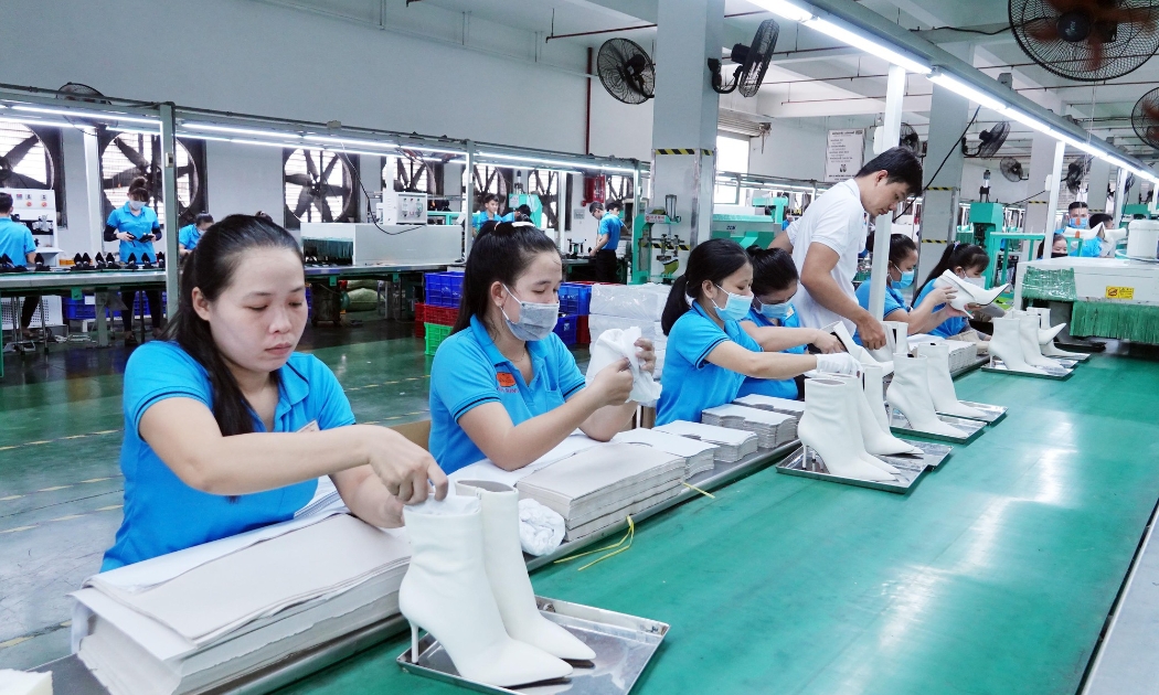 Dêt may và da giày là ngành có nhiều đóng góp ý nghĩa đối với nền kinh tế đất nước, song cũng đang phải đối mặt với các áp lực cạnh tranh.