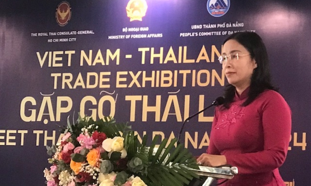 Bà Nguyễn Thị Anh Thi, Phó Chủ tịch UBND TP. Đà Nẵng phát biểu khai mạc triển lãm Không gian trưng bày sản phẩm tiêu biểu Việt Nam - Thái Lan. Ảnh Ngô Anh Văn