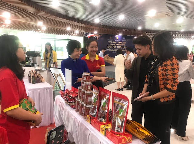 Các đại biểu doanh nghiệp Thái Lan thưởng thức sản phẩm bò khô của Việt Nam. Ảnh Ngô Anh Văn.