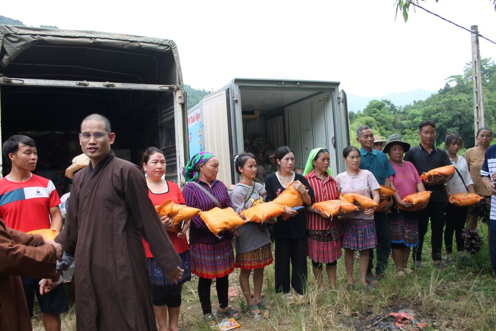 Đo&agrave;n thiện nguyện ph&aacute;t gạo cứu trợ d&acirc;n bị thi&ecirc;n tai tại huyện Bắc H&agrave;. Ảnh: Chu Kh&ocirc;i.