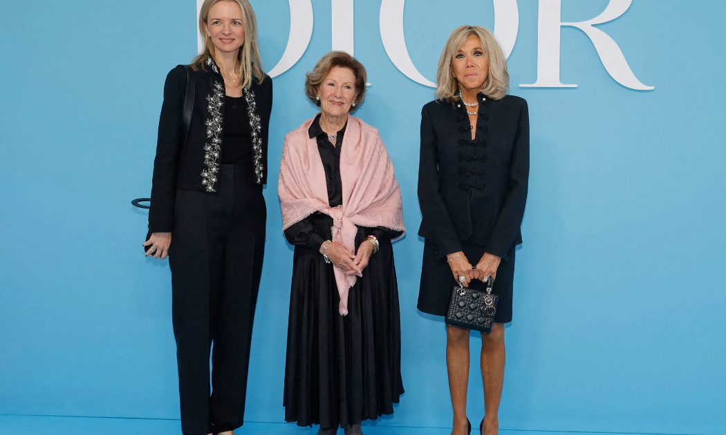 Nữ hoàng Sonja của Na Uy, 87 tuổi, Đệ nhất phu nhân Pháp Brigitte Macron, 71 tuổi, chụp ảnh cùng CEO Dior Delphine Arnault. Ảnh: Hello!