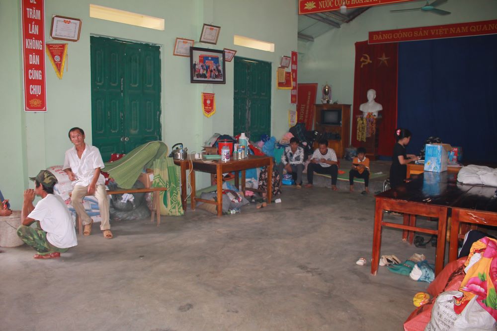 Trong nhà văn hoá bản Mẹt Ngoài, hiện có 6 hộ với 37 nhân khẩu của bản Mẹt Thượng bị thiên tai sập mất nhà, phải đến đây tạm tá túc. Ảnh: Chu Khôi.